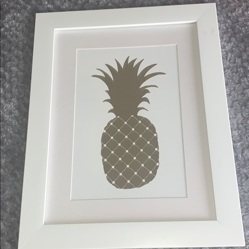 pineapple room sign